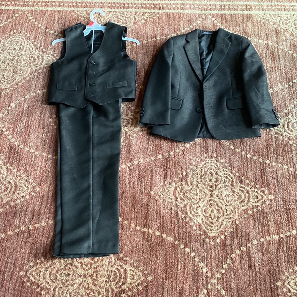 3 Piece Boys Suit, Size 6. Steve Harvey, Young Kings Brand. Barely worn
